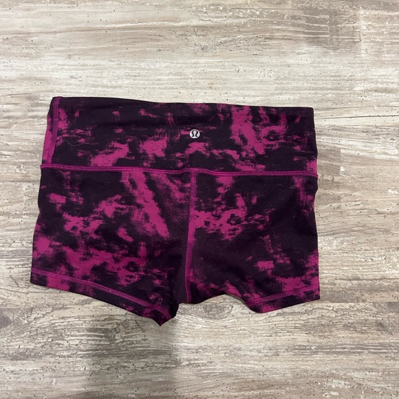 Lululemon 4 compression shorts (spandex) magenta/black - Picture 2 of 2